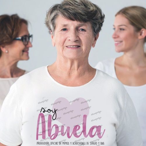 CAMISETA-SOY-ABUELA-PROVEEDORA-OFICIAL-DE-MISMOS-Y-ACHUCHONES-5.JPG Camiseta Soy Abuela Proveedora Oficial De Mismos Y Achuchones 5